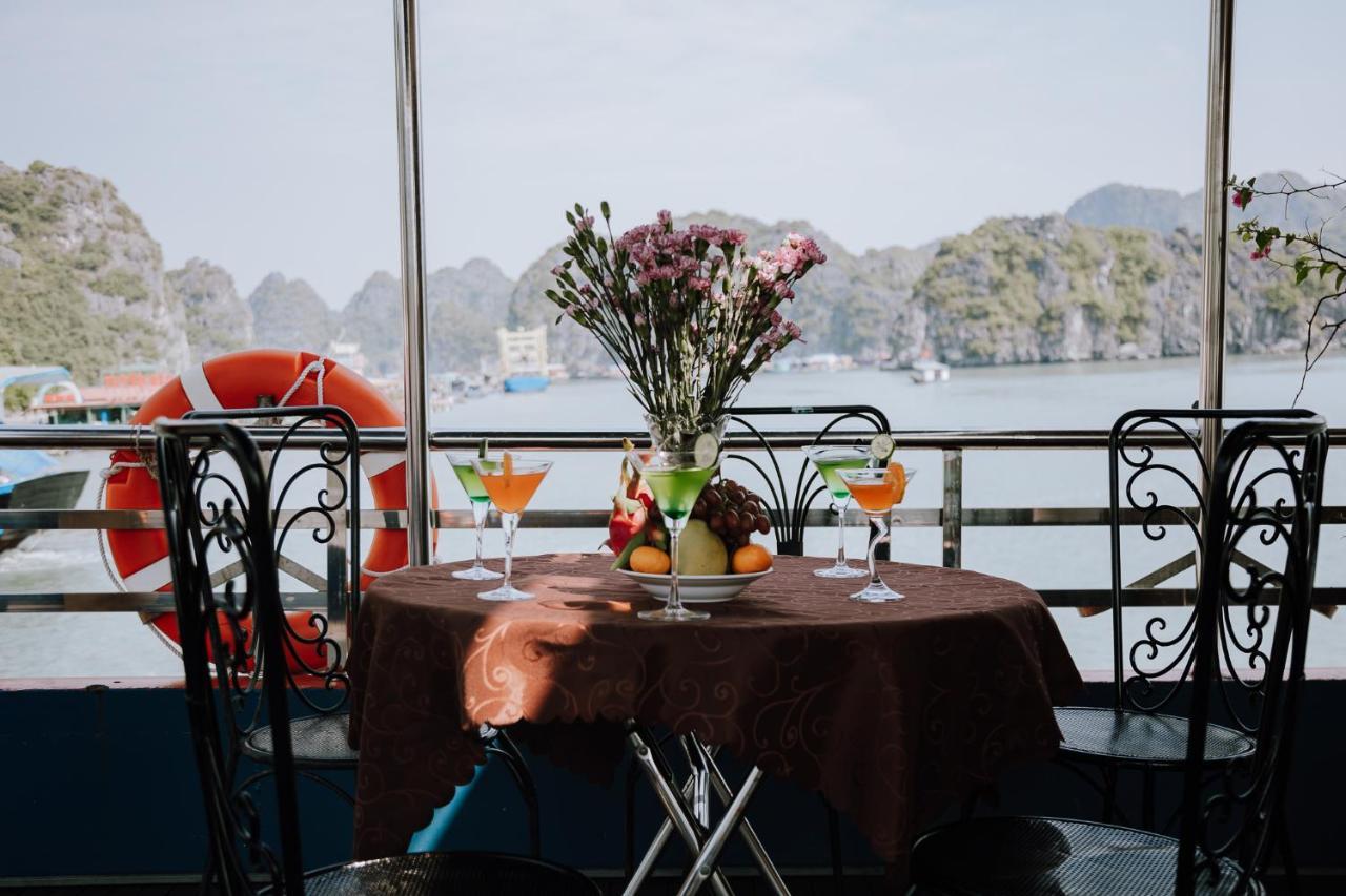 Cat Ba Bay Cruises Hotel Dong Khe Sau ภายนอก รูปภาพ